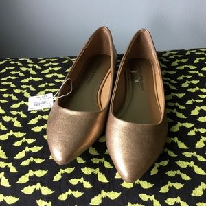 NWT Pointy Gold Flats Metallic Women’s Size 7